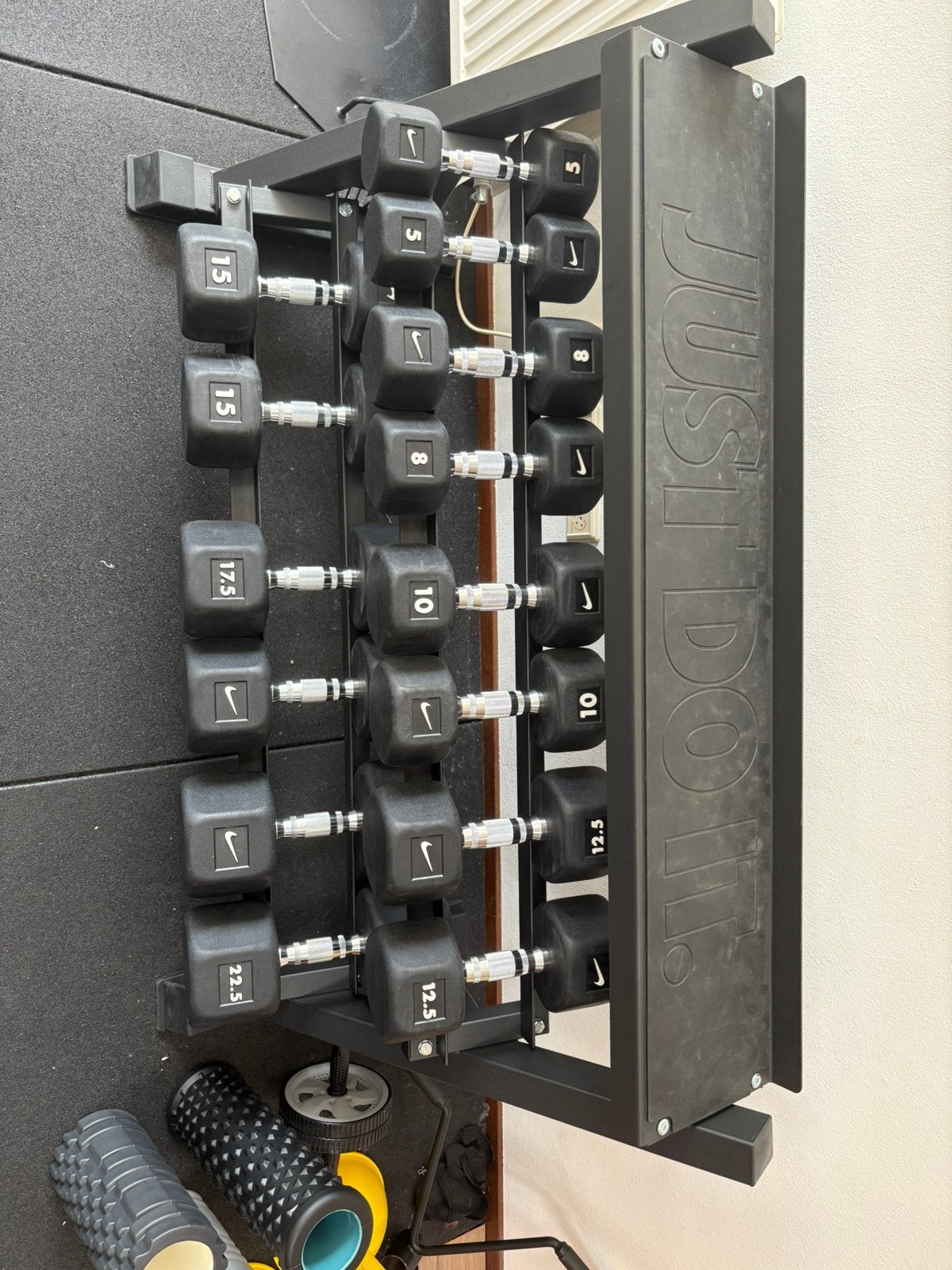 Nike Dumbells 5KG T/M 22,5 + Rack, Sport en Fitness, Fitnessmaterialen, Ophalen of Verzenden, Zo goed als nieuw, Dumbbell