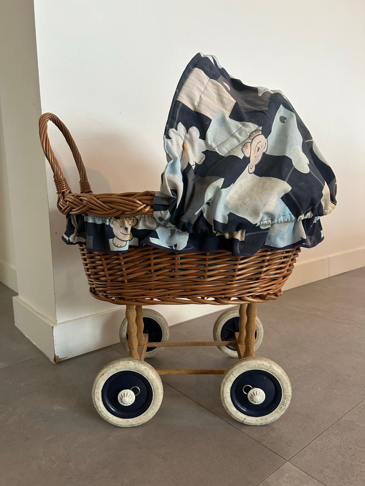 Vintage rotan poppenwagen met bekleding, Ophalen, Gebruikt, Overige typen