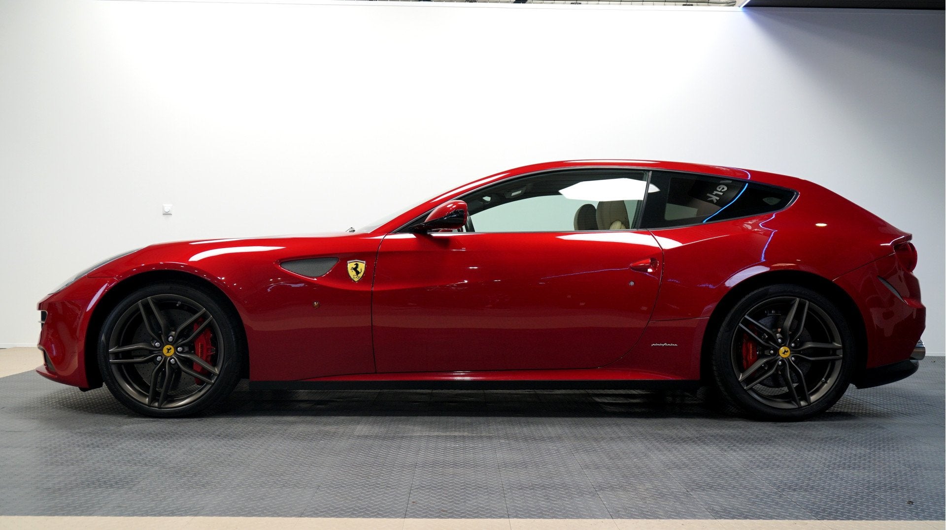 Ferrari FF 6.3 V12 HELE ROSSO MARANELLO + LED STUUR + CARBON, Auto's, Ferrari, Automaat, Huisgarantie, 4 stoelen, Leder