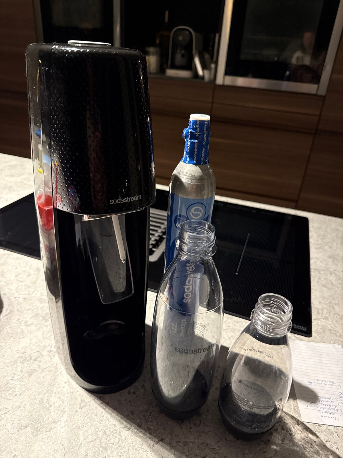 Sodastream met 2 flessen en nieuwe CO2 cilinder, Ophalen, Zo goed als nieuw