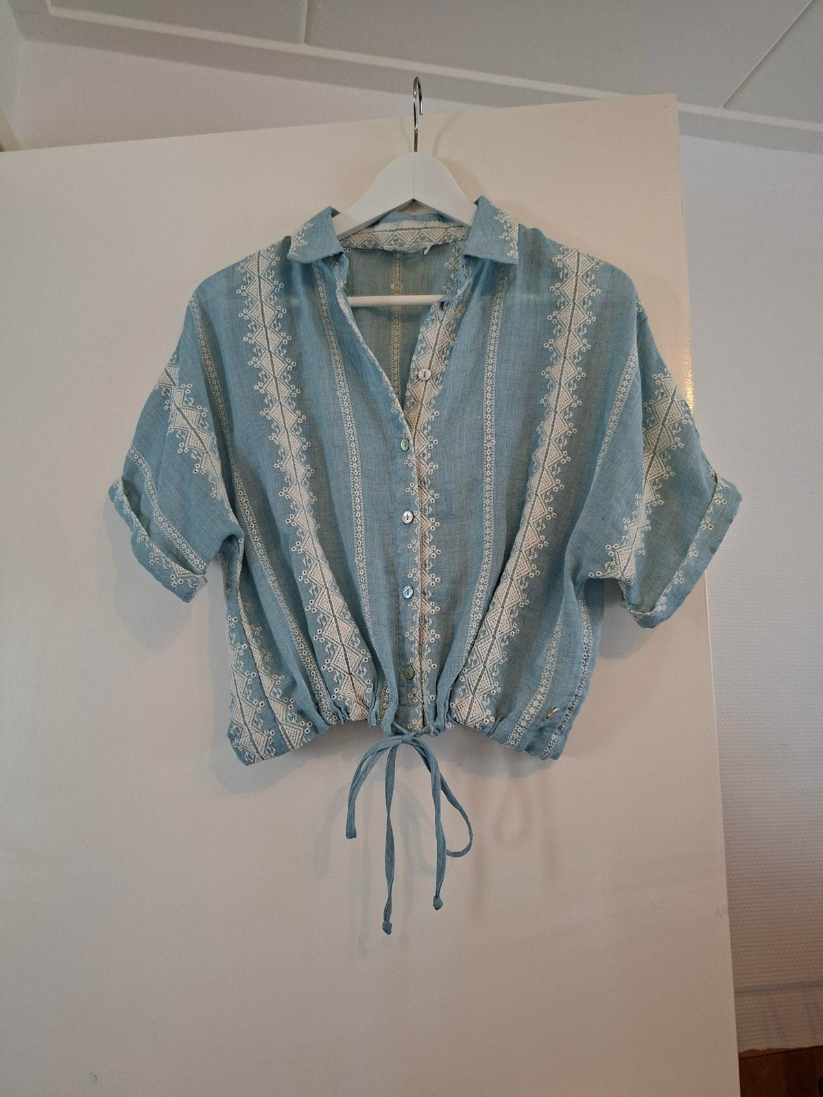 Lichtblauwe blouse Cotton Club maat XS, Kleding | Dames, Blouses en Tunieken, Ophalen of Verzenden, Zo goed als nieuw, Maat 34 (XS) of kleiner