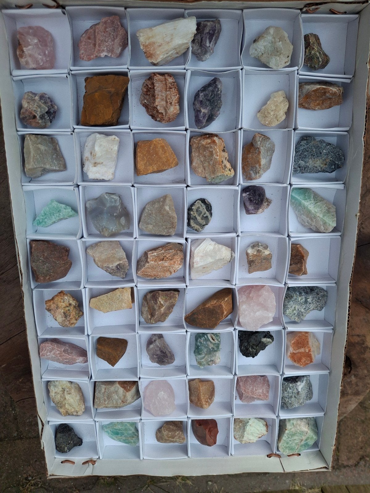 Doos met diverse ruwe edelstenen en mineralen, Ophalen of Verzenden, Zo goed als nieuw