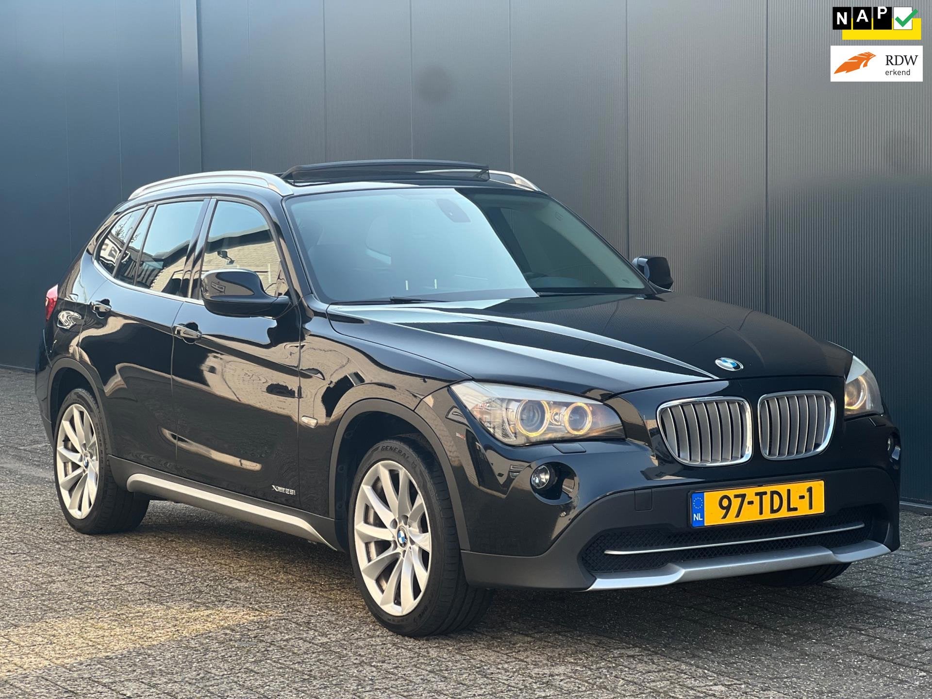 BMW X1 XDrive28i Pano|Leder|Navi Prof.|NAP|, Auto's, Gebruikt, 4 cilinders, 2000 kg, Zwart