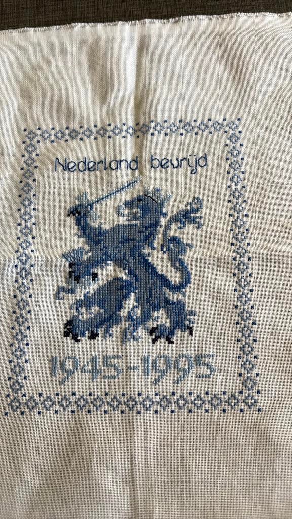 NEDERLAND BEVRIJD 1945/1995 hollandse leeuw borduurwerk, Hobby en Vrije tijd, Borduren en Borduurmachines, Ophalen of Verzenden