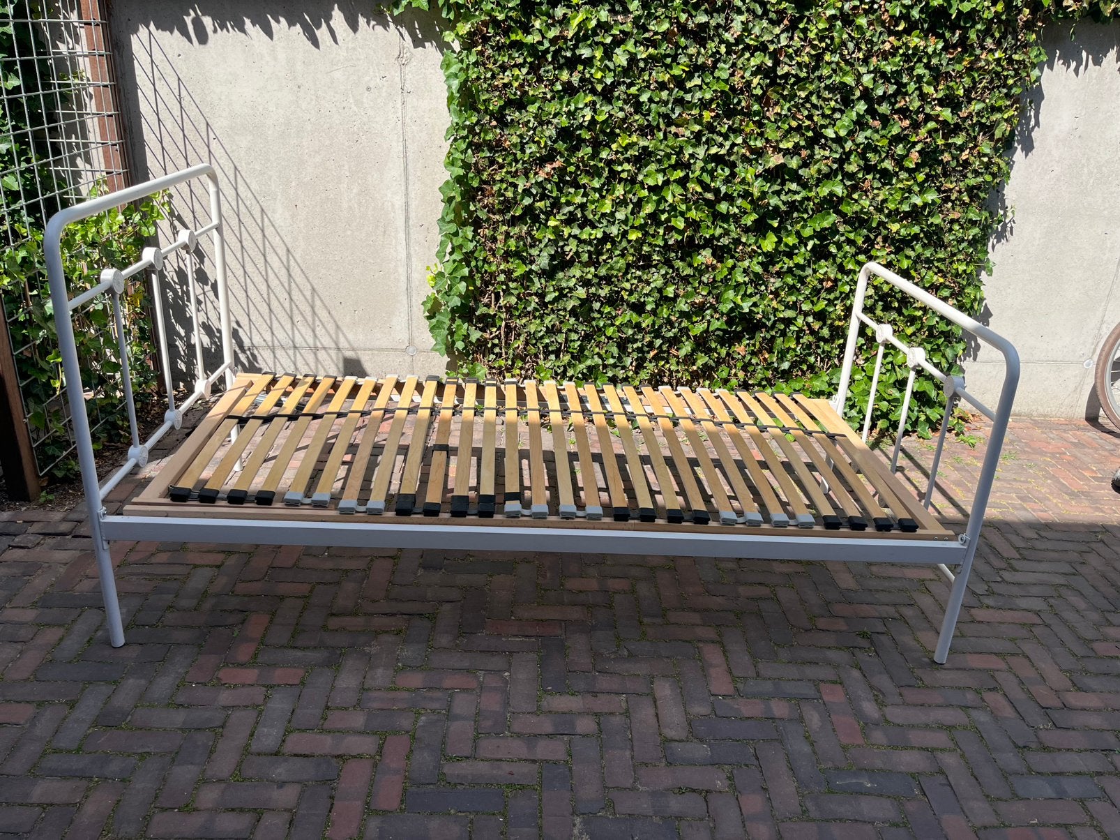 Metalen bed wit, Ophalen, 85 tot 100 cm, Zo goed als nieuw, Lattenbodem