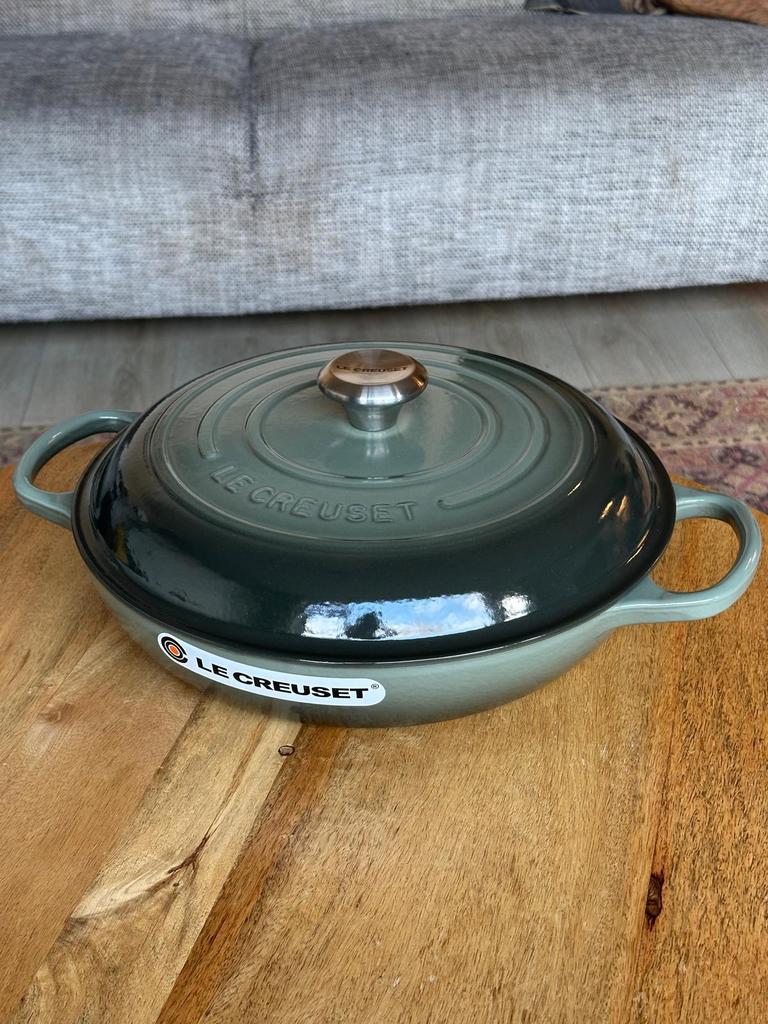Le Creuset gietijzeren Campagnard 30 cm – Thyme, Huis en Inrichting, Keuken | Potten en Pannen, Verzenden, Nieuw, Gietijzer, Koekenpan of Braadpan
