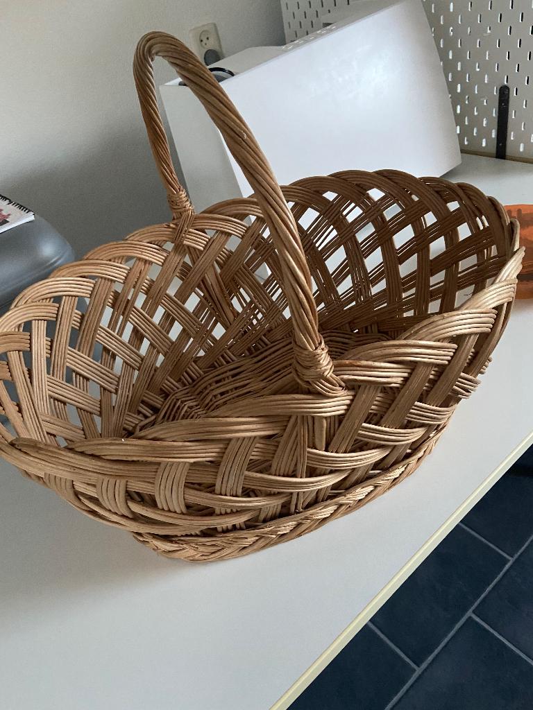 Grote rieten mand, Huis en Inrichting, Woonaccessoires | Schalen en Manden, Ophalen, Zo goed als nieuw, Rechthoekig, Riet