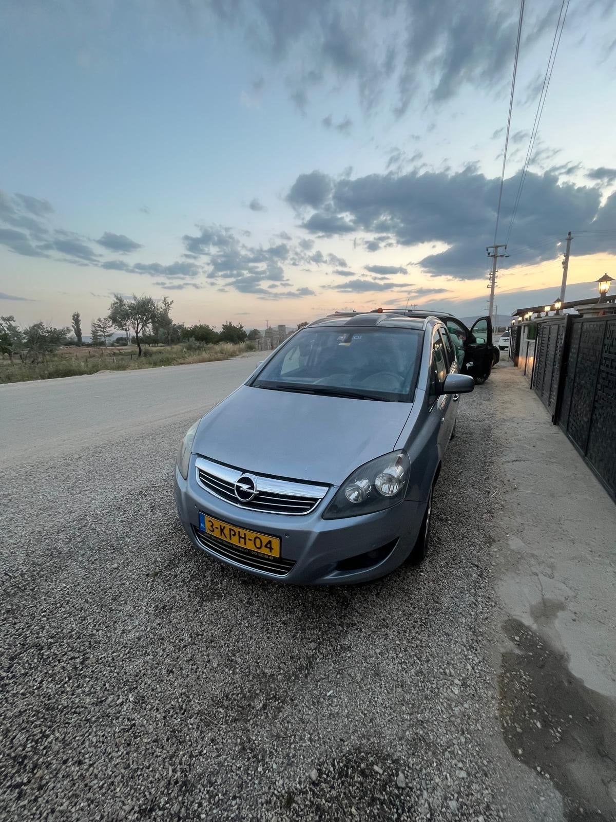 Opel Zafira 1.8 103KW 2011 7-persoons, Voorwielaandrijving, Stof, Zwart, 4 cilinders