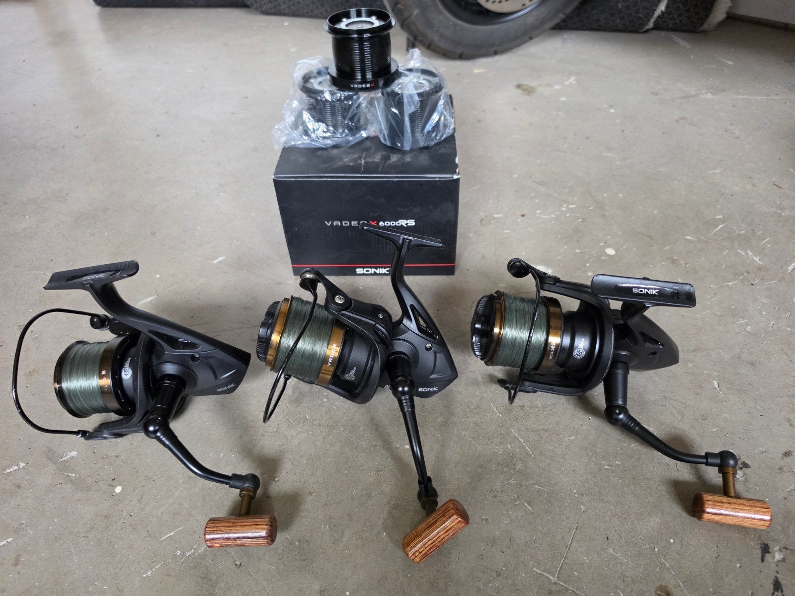 Sonik Vader X 6000RS Molens + 3 Nieuwe Reservespoelen, Ophalen of Verzenden, Zo goed als nieuw, Werphengel