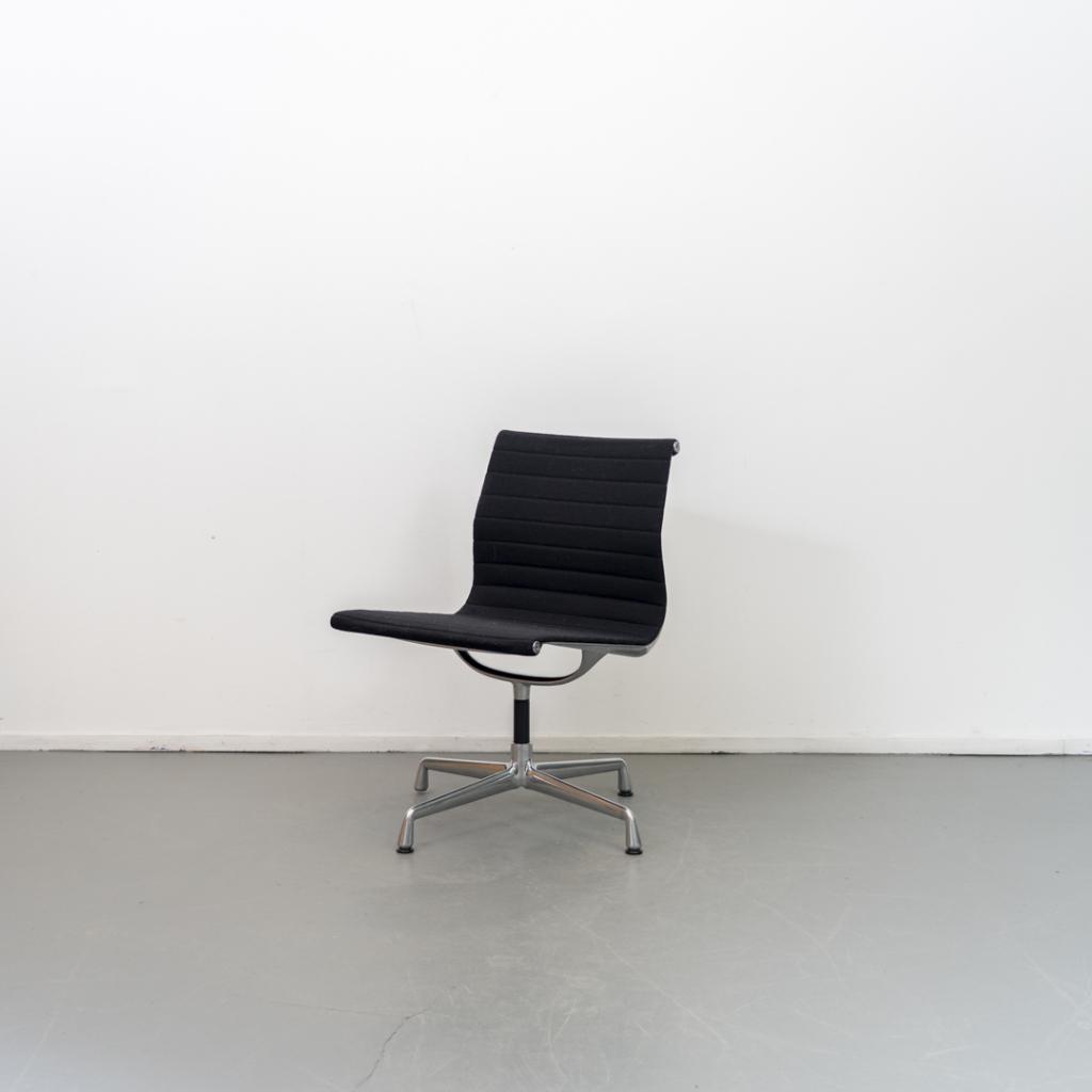 8x Vitra Eames EA 106  Stoel Zwart Hopsak - Gepolijst, Huis en Inrichting, Stoelen, Niet ingevuld, Niet ingevuld, Leer, Zo goed als nieuw