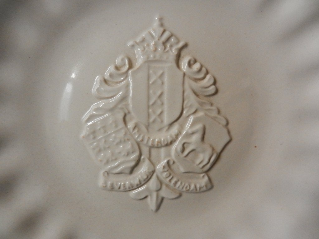Wit geglazuurd bord 90 jaar MJ vd Waal 1859-1949 d. 29,1 cm., Antiek en Kunst, Ophalen of Verzenden