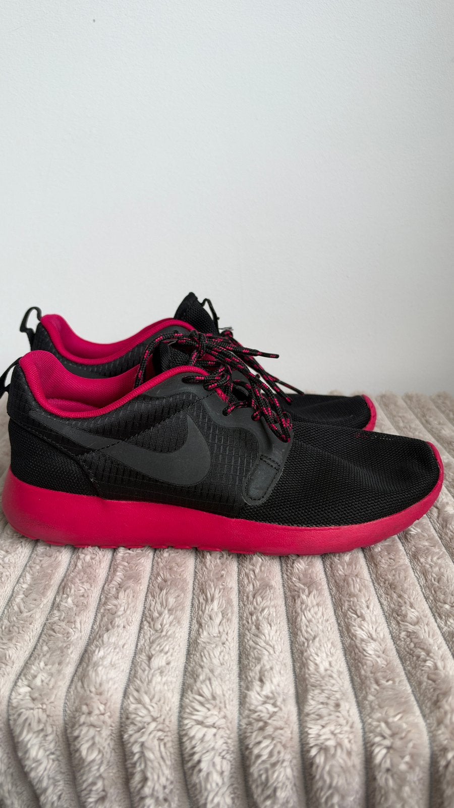 Nike Roshe Run Hyperfuse Fuchsia Black Maat 36,5Goede staat, Verzenden, Zo goed als nieuw, Zwart, Sneakers of Gympen
