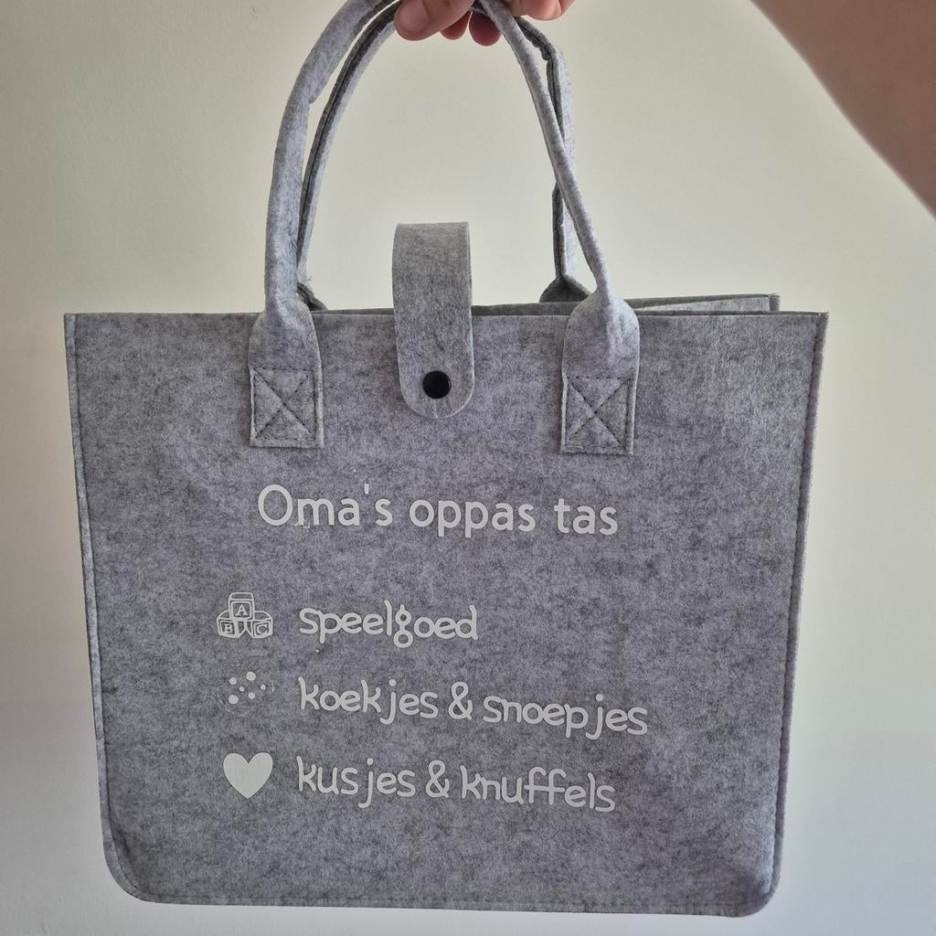 Oma's oppas tas - Grijze vilten tas met tekst, Ophalen of Verzenden