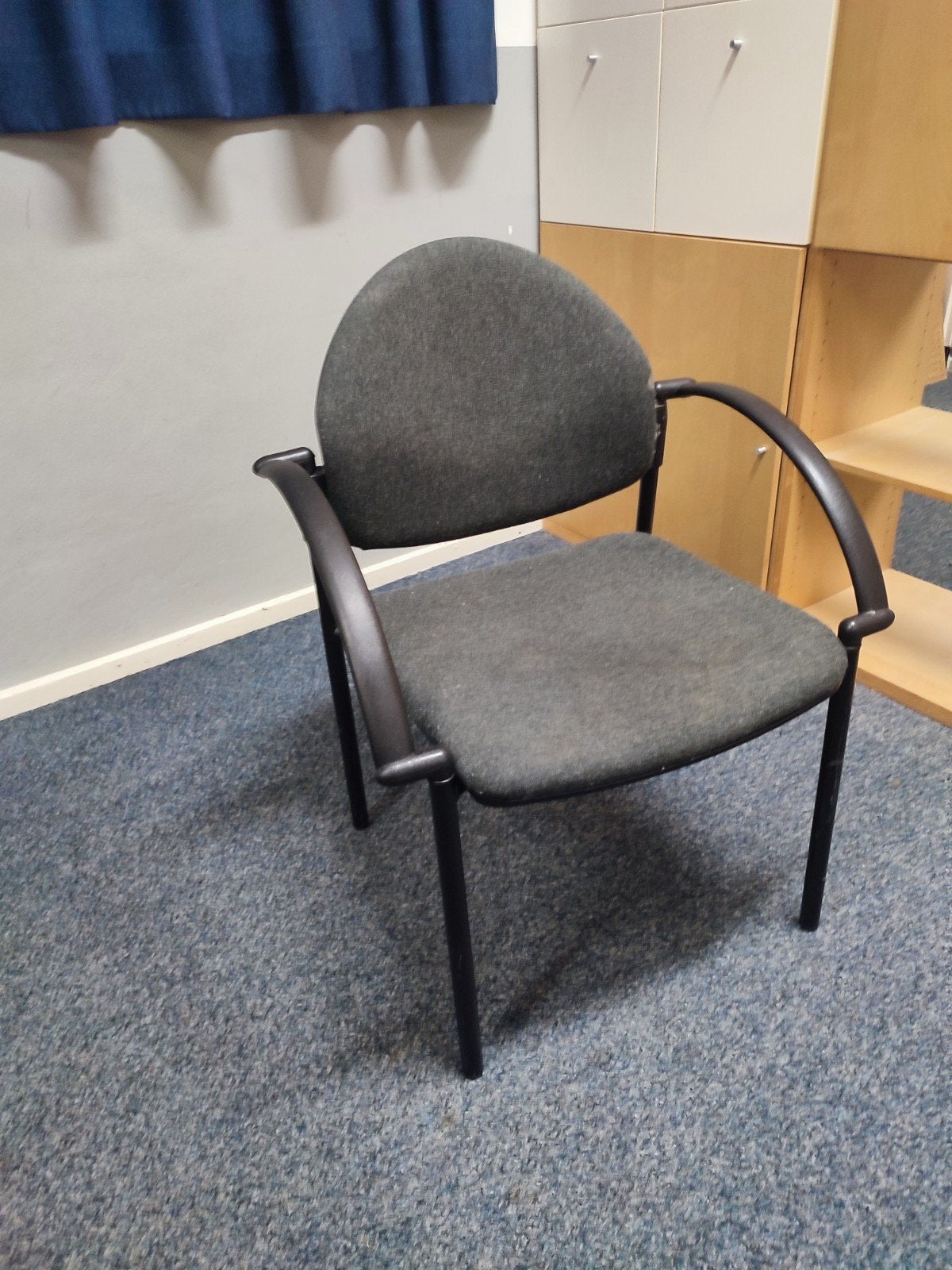 Gratis: 2 stevige stoelen met armleuningen, Huis en Inrichting, Ophalen, Gebruikt, Twee, Metaal