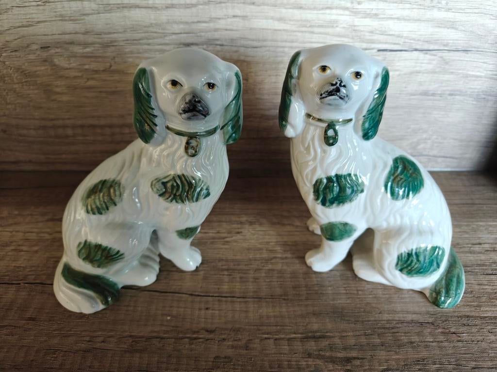 Twee antieke Staffordshire groene hondjes., Antiek en Kunst, Ophalen of Verzenden
