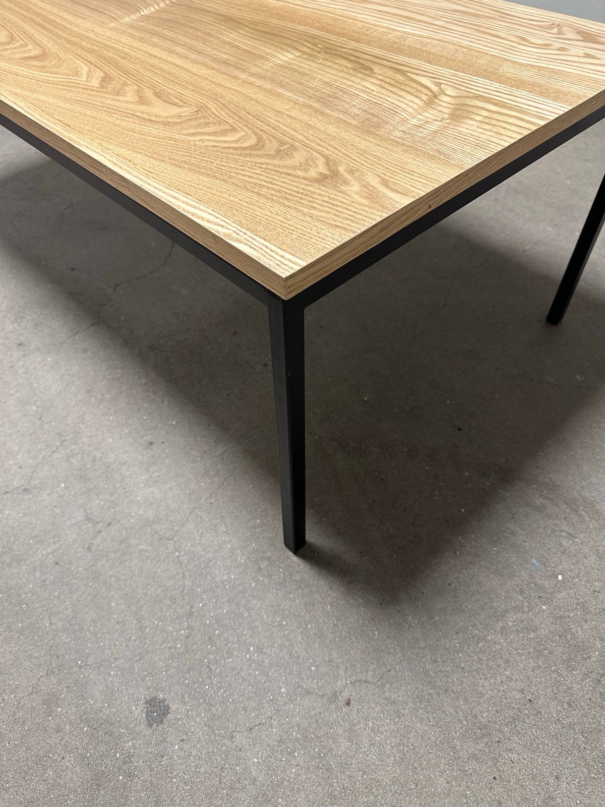 Salontafel met houten blad en metalen onderstel, Huis en Inrichting, Ophalen, 100 tot 150 cm, 50 tot 100 cm, Zo goed als nieuw