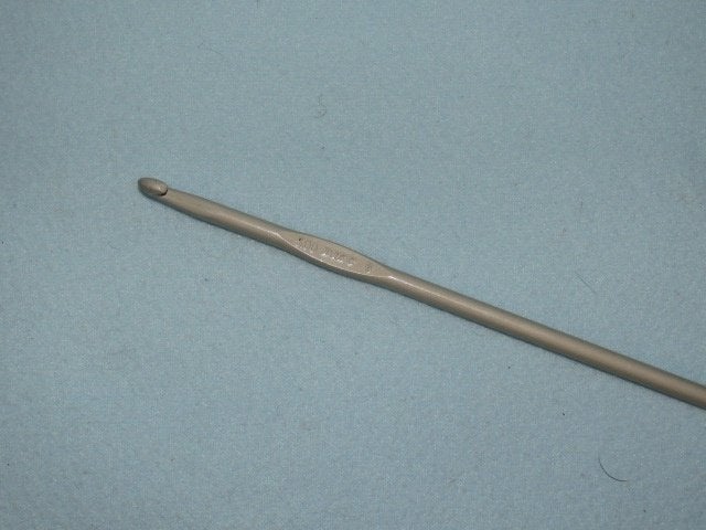 Haaknaald 5 mm aluminium Engelse maat 6, Ophalen of Verzenden, Zo goed als nieuw, Haken, Naald