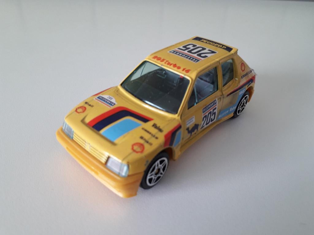 peugeot 205 turbo 16       burago, Ophalen of Verzenden, Zo goed als nieuw, Auto, Overige merken