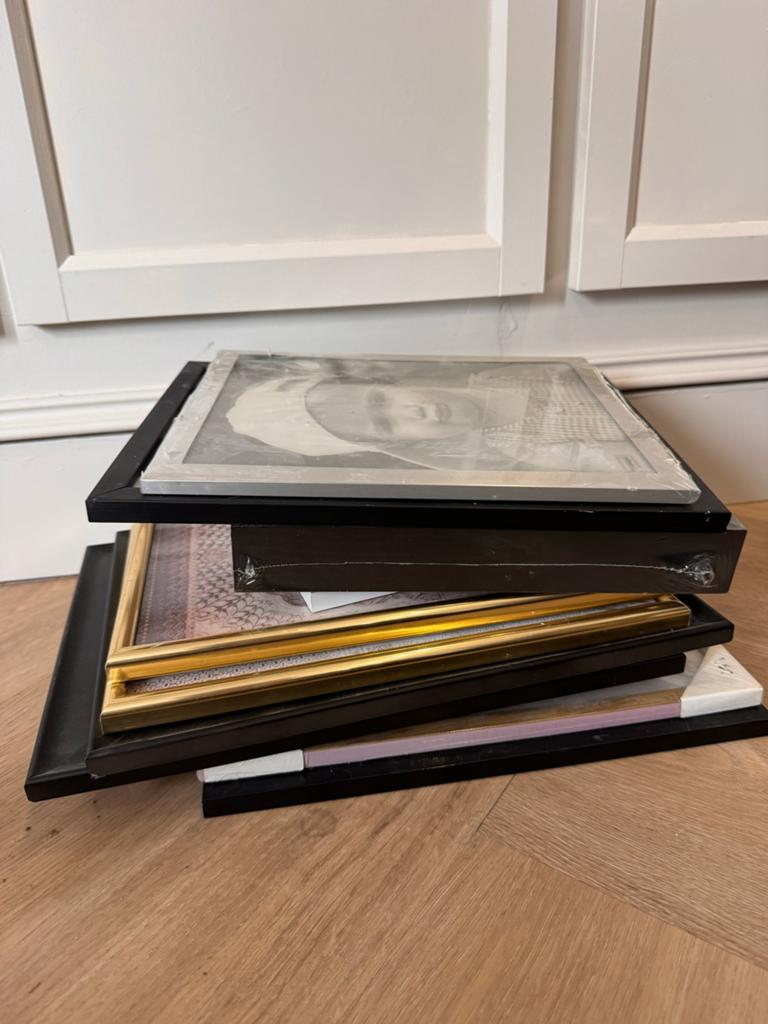 16 fotolijsten, zwart en goud, verschillende maten, Ophalen, Gebruikt, Hout, Minder dan 50 cm