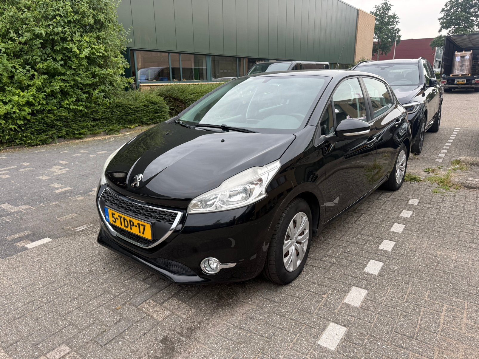 Peugeot 208 1.2 VTI 60KW/82PK 5-D 2014 Zwart motor defect, Auto's, Voorwielaandrijving, Stof, 1199 cc, Zwart