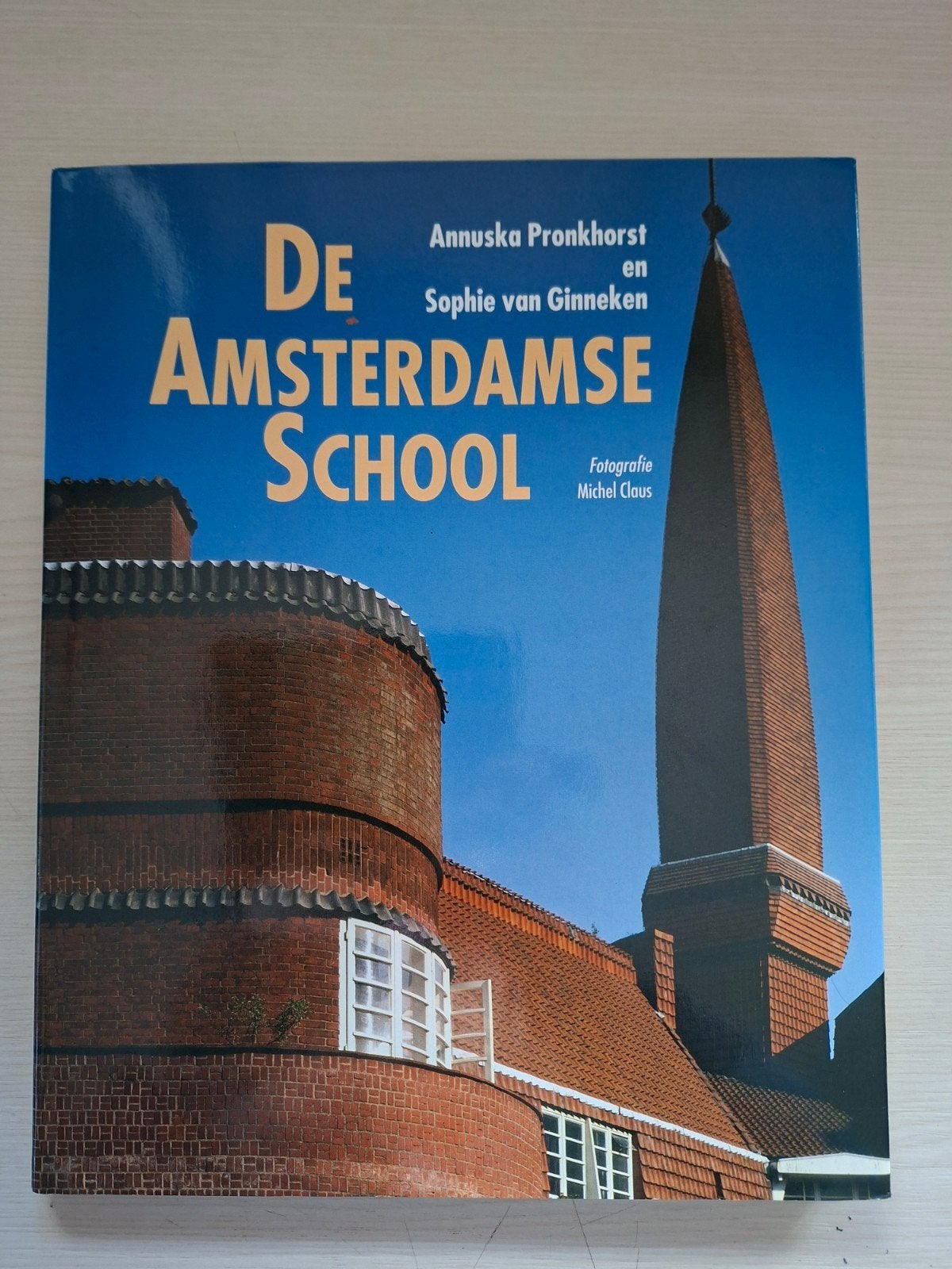 De Amsterdamse School - Architectuur boek, Ophalen of Verzenden, Zo goed als nieuw, Stijl of Stroming, Annuska Pronkhorst en Sophie van Ginneken