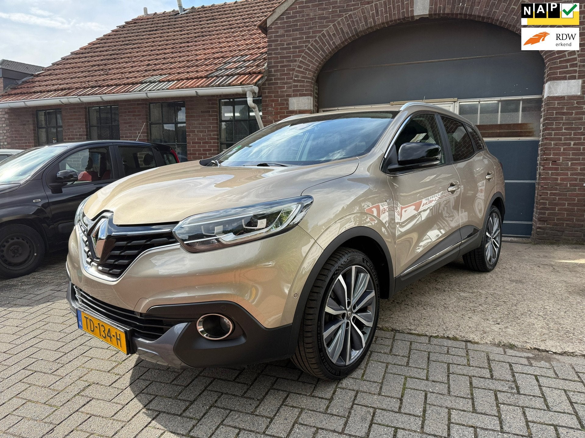 Renault Kadjar 1.2 TCe Bose I CLIMA I CRUISE I CARPLAY I NAV, Auto's, Voorwielaandrijving, Gebruikt, 4 cilinders, Bruin