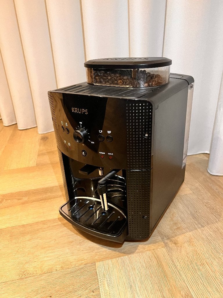 Koffie Krups Essential Automatic Espresso EA81 Series Zwart, Gebruikt, Espresso apparaat, Afneembaar waterreservoir, Koffiebonen