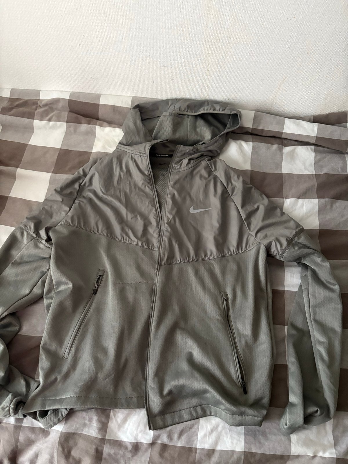 Nike miller hardloopset (jas en broek) - Maat M, Maat 48/50 (M), Ophalen of Verzenden, Hardlopen of Fietsen, Grijs