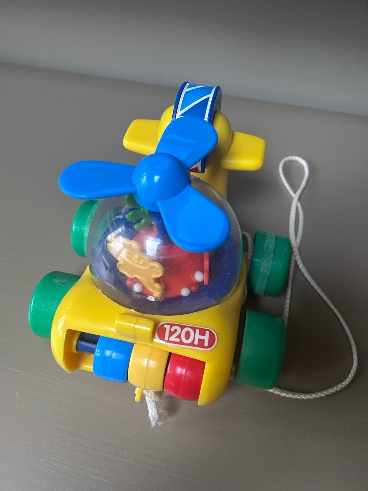 Vrolijk geel trek vliegtuigje met propeller, Ophalen of Verzenden, Gebruikt, Jongen of Meisje