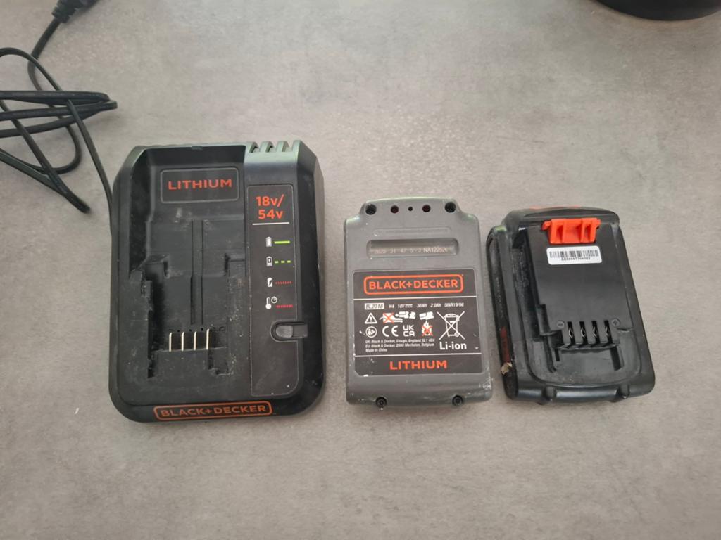 Black en decker acculader en 2 accus, Ophalen, Gebruikt