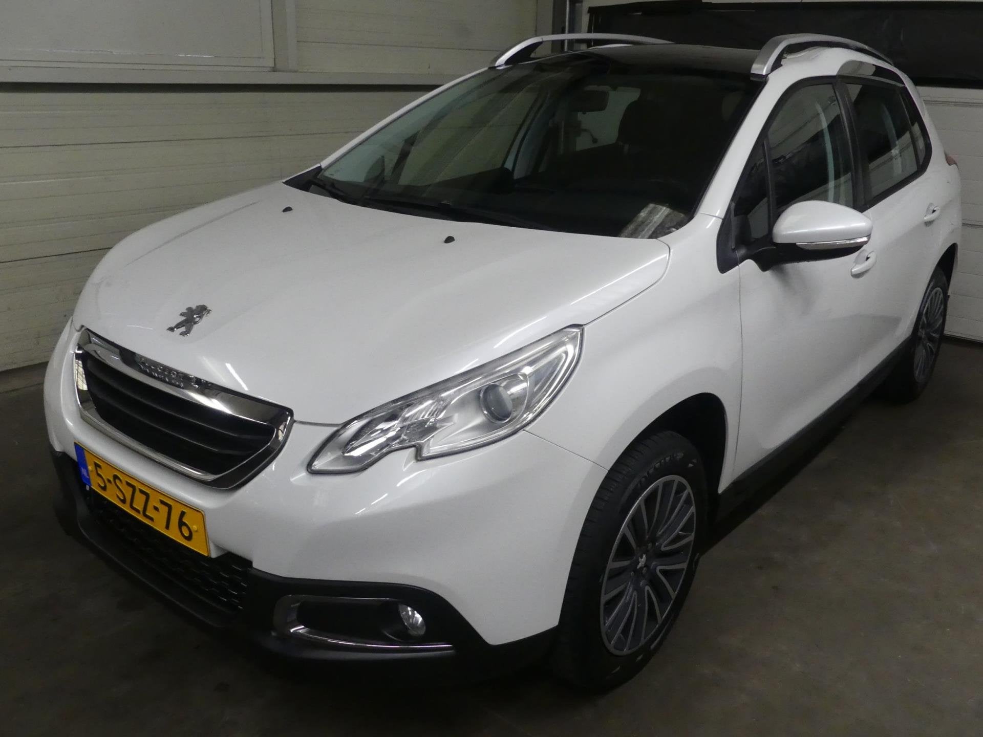 Peugeot 2008 1.2 VTi Active Pack Premium - Panoramadak - Nav, Voorwielaandrijving, Euro 5, Stof, Zwart