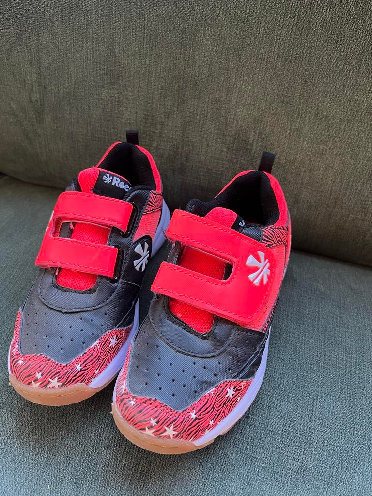 Reece Indoor Hockeyschoenen Maat 31 - Rood/Zwart, Sport en Fitness, Hockey, Ophalen, Zo goed als nieuw, Schoenen