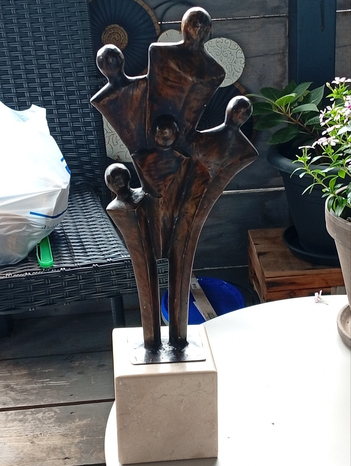 Abstract bronzen beeld van een familie op marmeren sokkel, Ophalen of Verzenden, Brons, 20 - 50 cm, Beeld