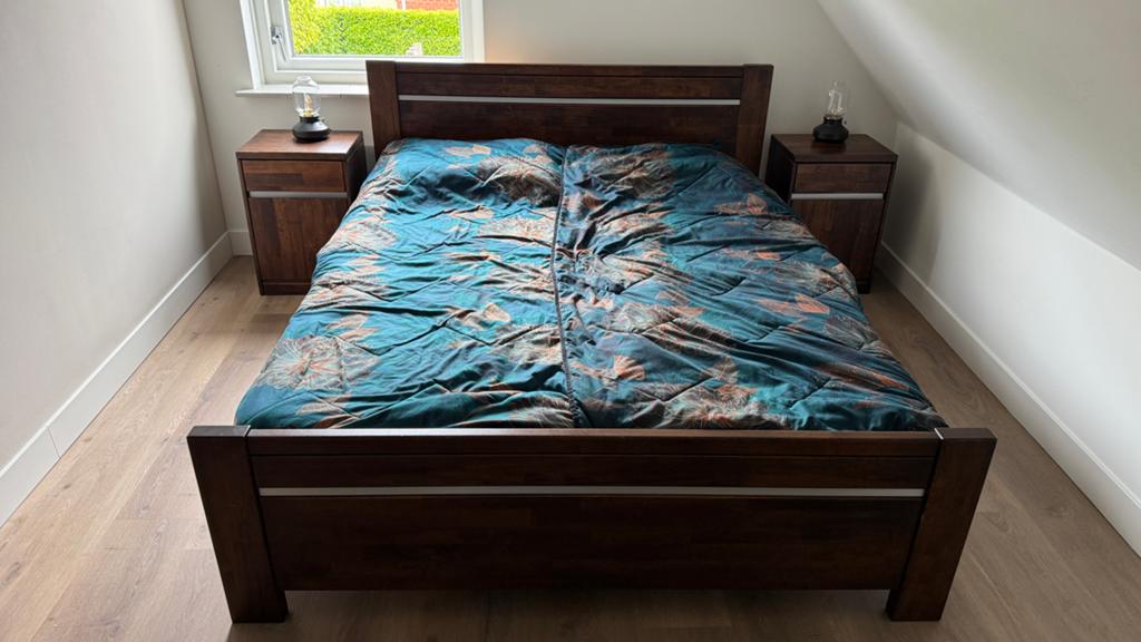 Tweepersoonsbed met lattenbodems en nachtkastjes, Ophalen, Zo goed als nieuw, Tweepersoons