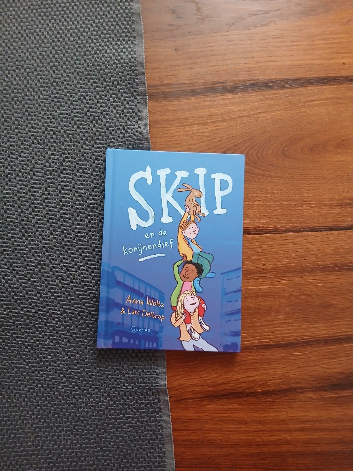 Anna Woltz - Skip en de konijnendief, Boeken, Fictie algemeen, Anna Woltz, Ophalen of Verzenden, Zo goed als nieuw