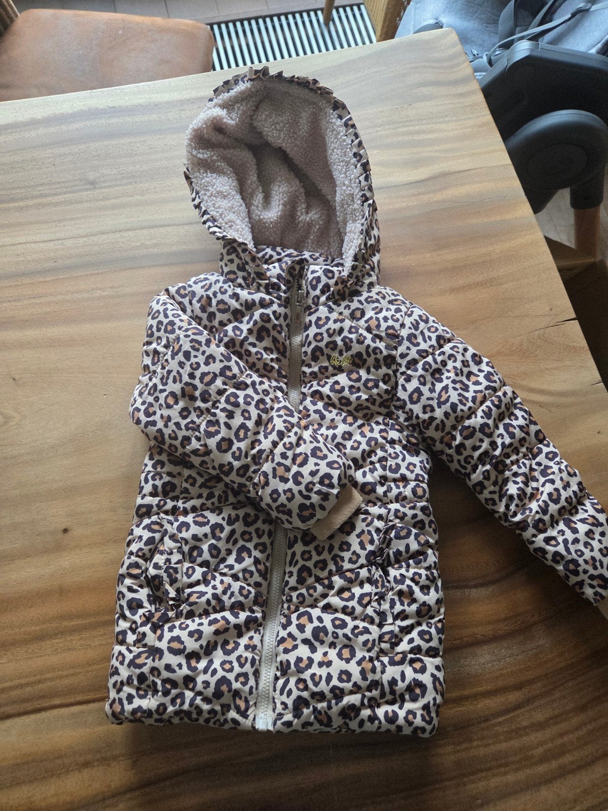 Warme winterjas met luipaardprint voor meisjes - Maat 86, Ophalen of Verzenden, Gebruikt, Meisje, Jasje