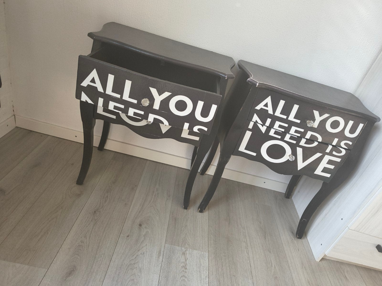 Nachtkastjes met 'All You Need Is Love' opdruk