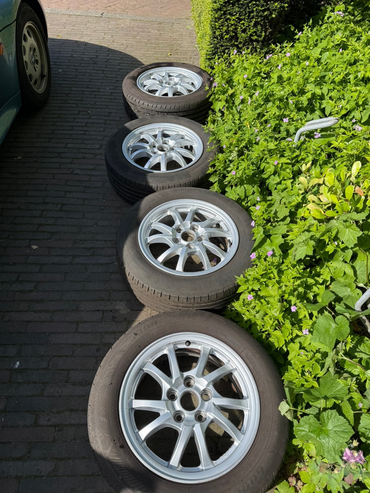 Set 4 goede velgen en banden Toyota, Ophalen