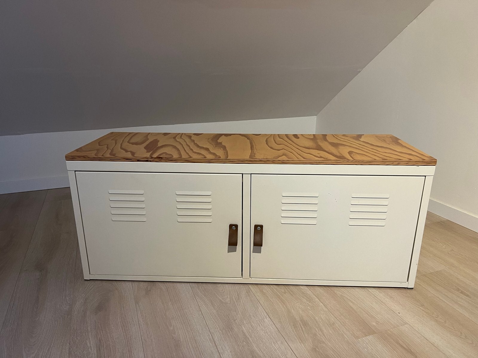 Foto 2 van lockerkast met houten blad