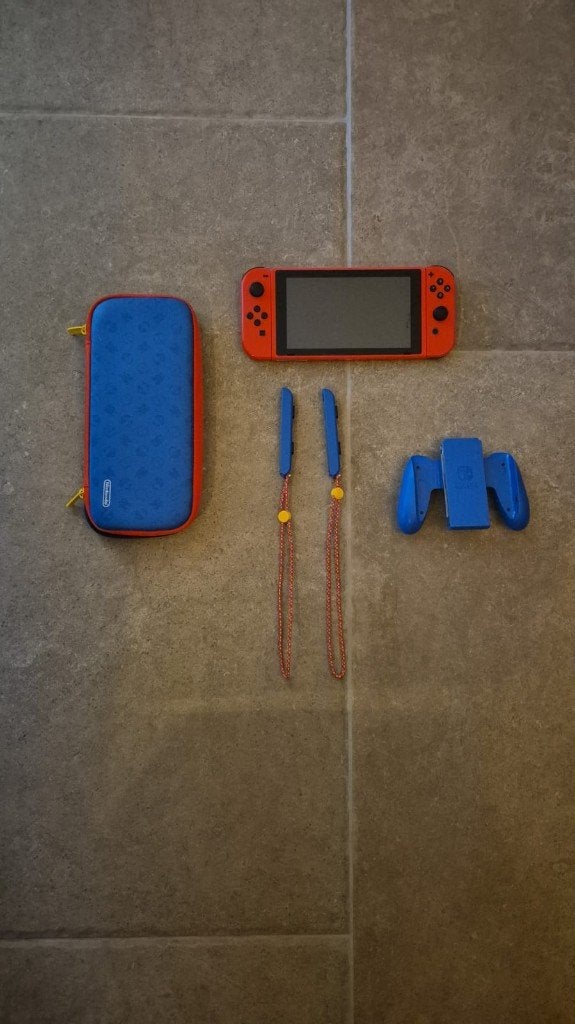 NINTENDO SWITCH- Mario editie, Ophalen of Verzenden, Zo goed als nieuw, Met 2 controllers, Switch Original