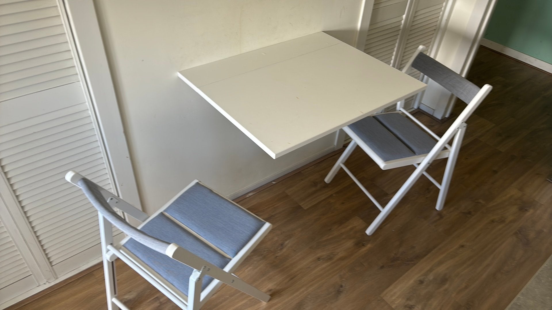 Muur / Klap tafel + twee stoelen, Ophalen, 50 tot 100 cm, Wit, Tot twee personen