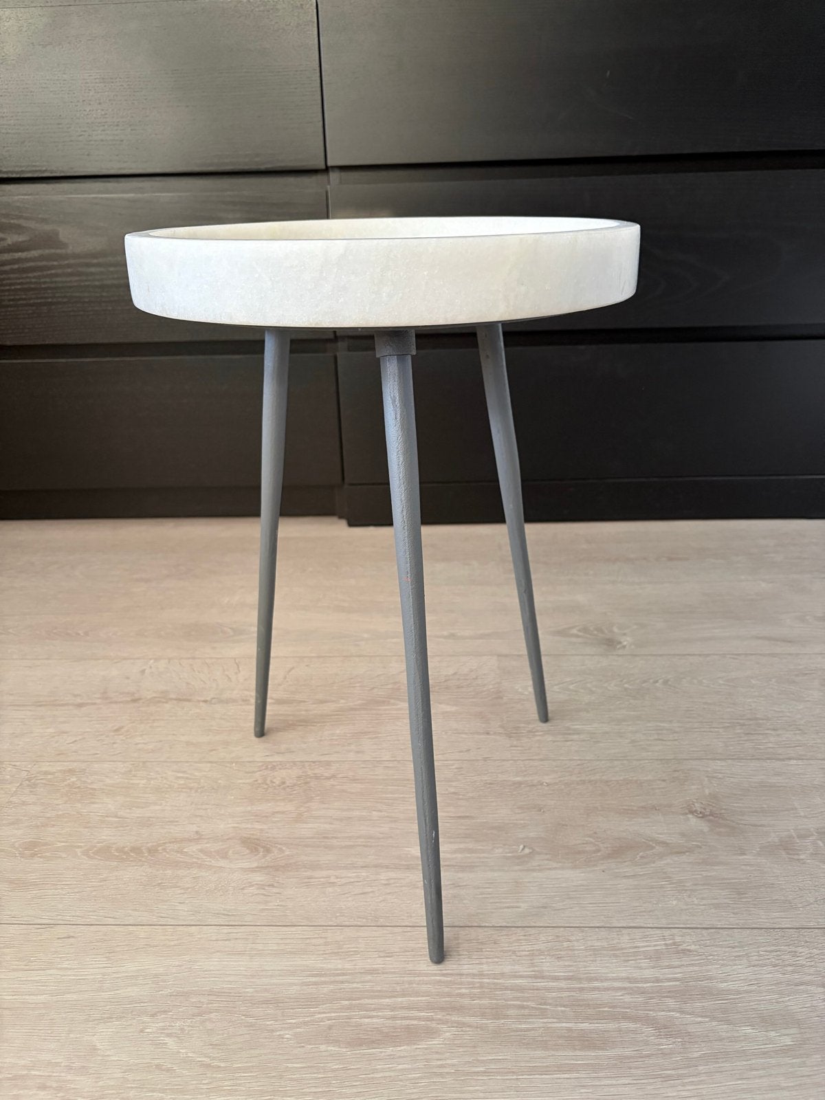 Zuiver bijzettafel wit marmeren blad, grijs onderstel, Overige materialen, Rond, 55 tot 75 cm, Zo goed als nieuw