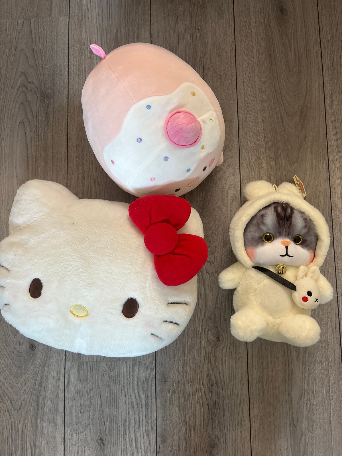 Leuke knuffels: Hello Kitty, kat in konijnenpak en cupcake, Gebruikt, Overige merken, Ophalen of Verzenden, Met kleding of accessoire