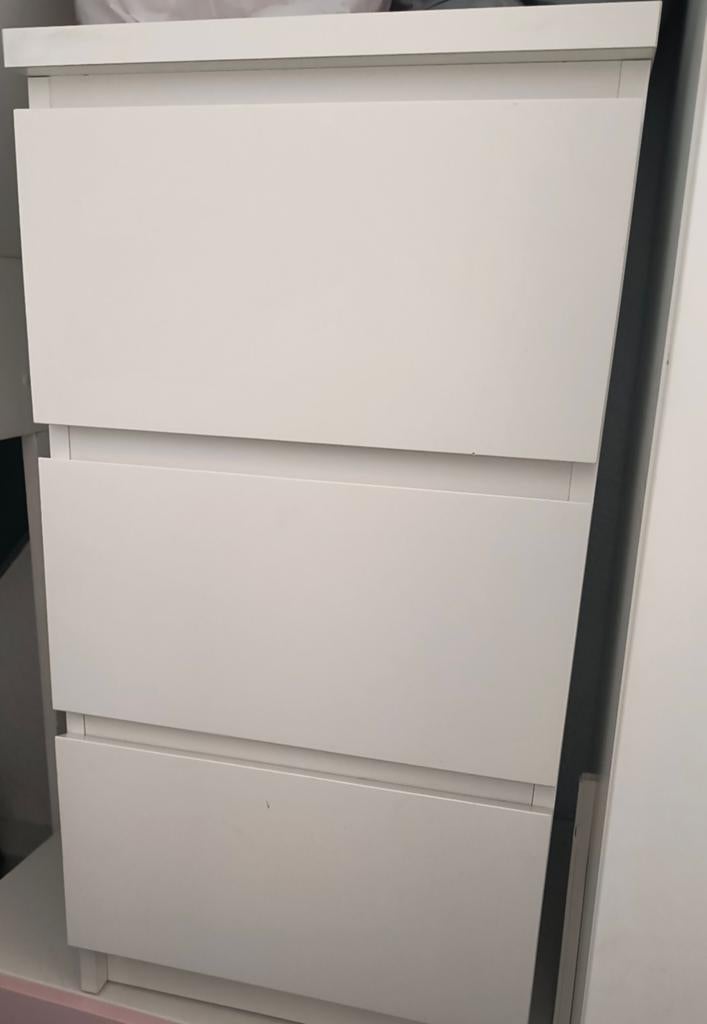 Witte ladekast met 3 lades en roze ladekast met 4 lades, Huis en Inrichting, Kasten | Ladekasten, Overige materialen, Gebruikt
