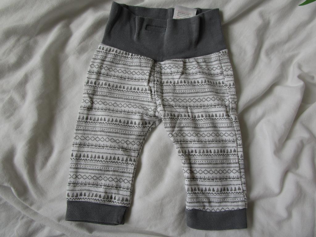 Feetje - grijs/wit bedrukt broekje maat 62, Kinderen en Baby's, Babykleding | Maat 62, Broekje, Ophalen of Verzenden, Zo goed als nieuw