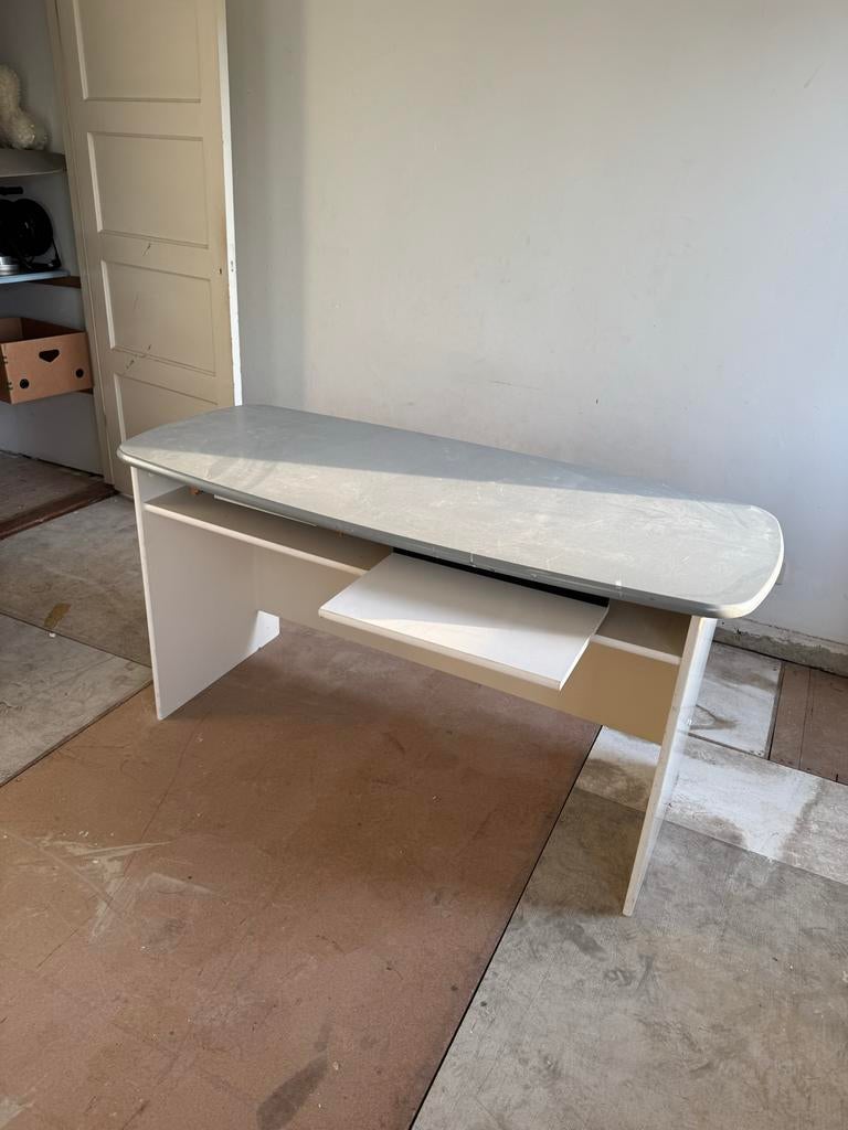 Compact computerbureau met uitschuifbaar toetsenbordblad, Ophalen, Gebruikt, Spaanplaat of MDF, Overige merken