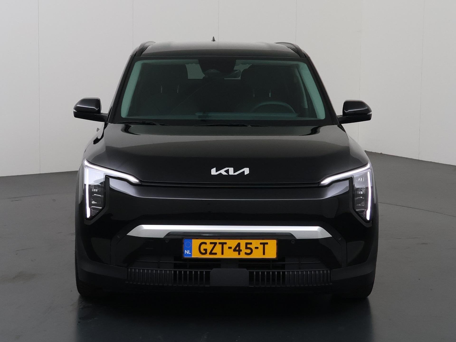 Kia EV3 Plus 58.3 kWh | Camera | DAB | Apple CarPlay/Android, Auto's, Stof, Gebruikt, 1700 kg, Zwart
