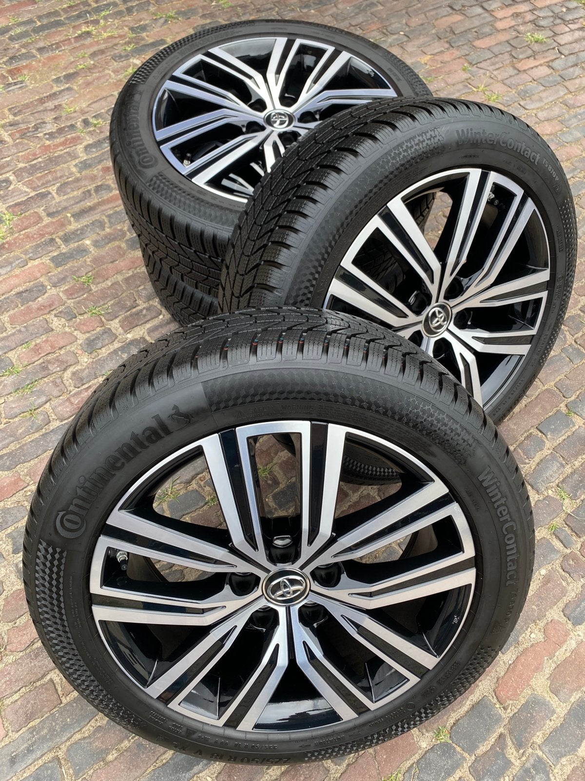 Demo set 18” Toyota Corolla Cross velgen +TPMS winterbanden