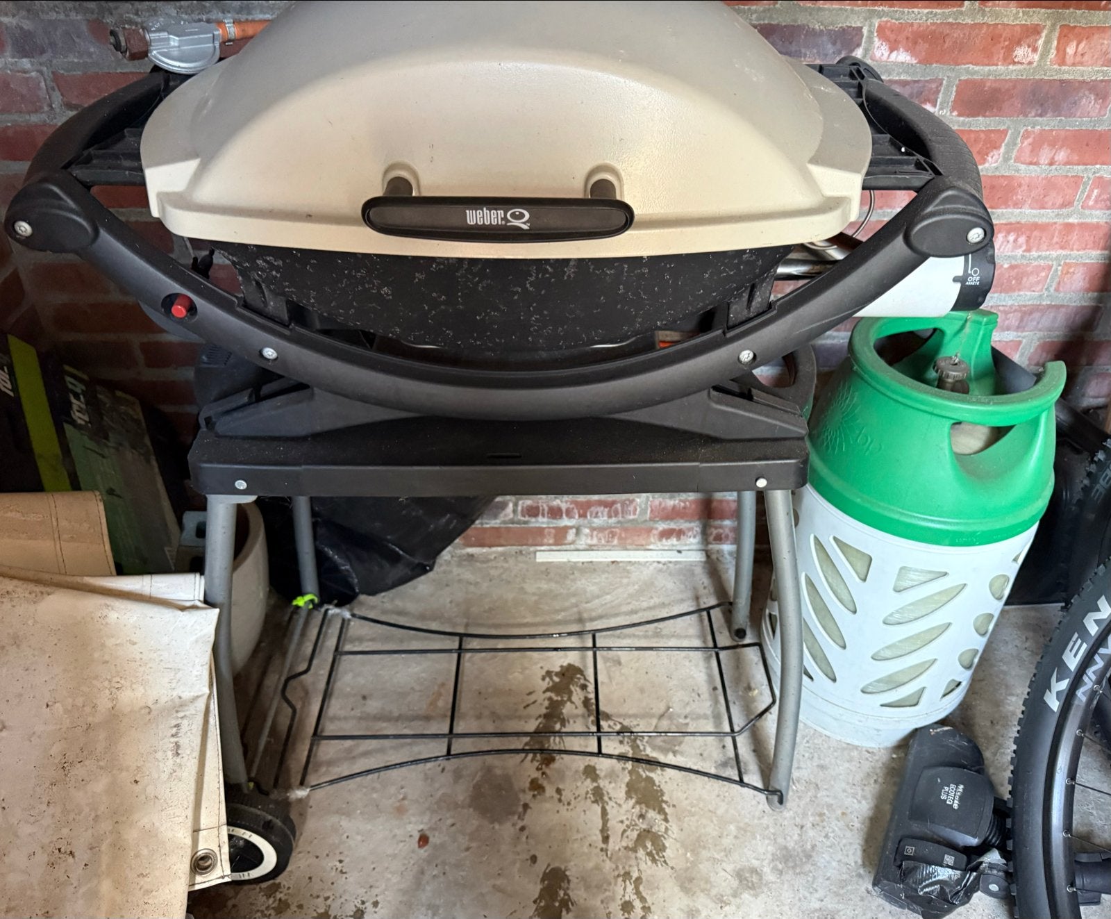 Weber Q2000 gasbarbecue met onderstel en gasfles, Ophalen, Gebruikt