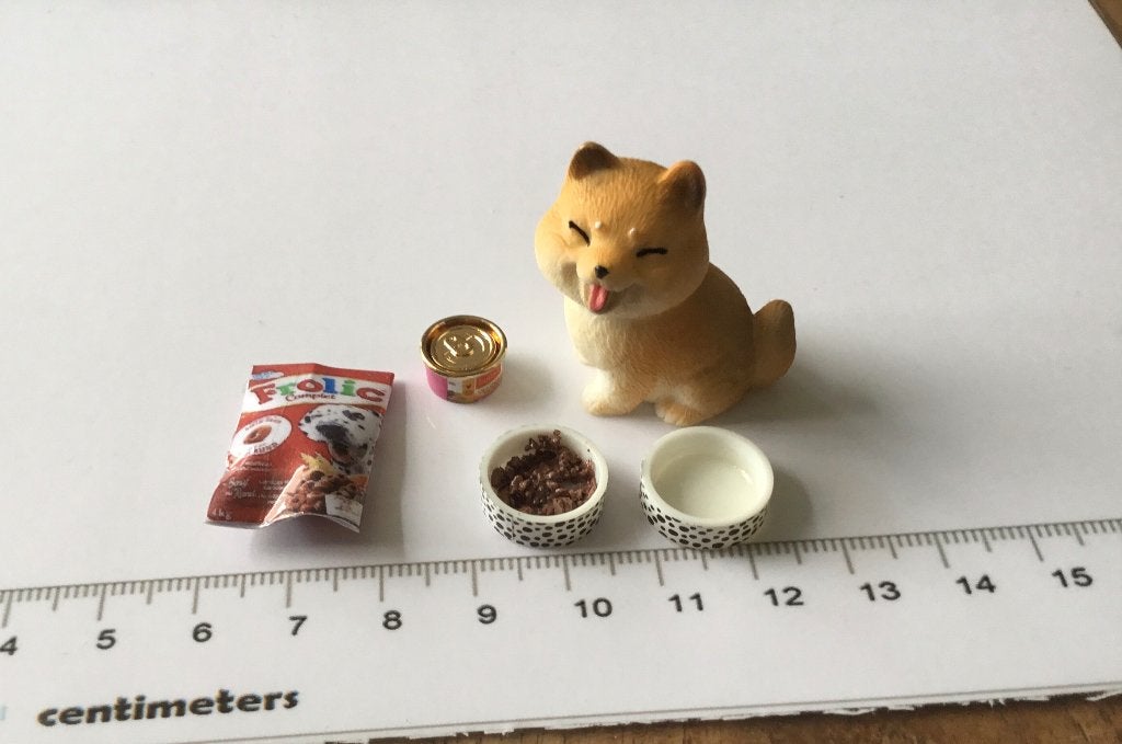 Poppenhuis miniaturen hondje met toebehoren 260, Ophalen of Verzenden, Nieuw, Poppenhuis